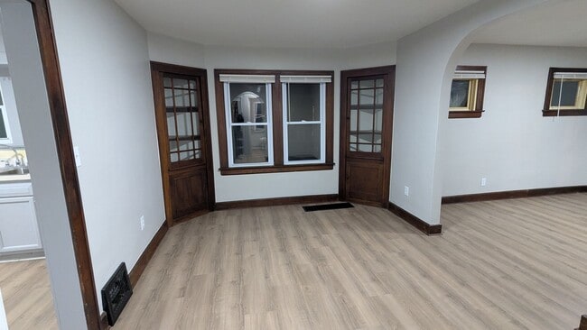 Building Photo - Charming 3 bedroom/1 bath home in the heart of Akron!