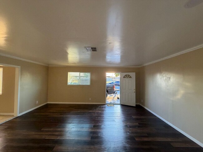 Building Photo - Affordable 3 BD 2 BA house in SW Bakersfield on a corner lot