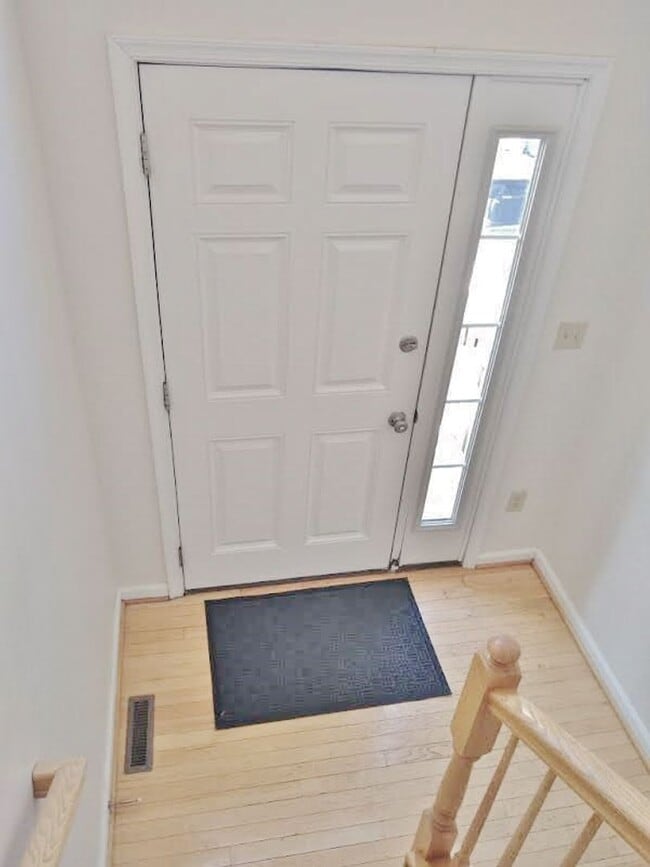 Building Photo - 3 Bed / 2 Bath Single Family Townhome