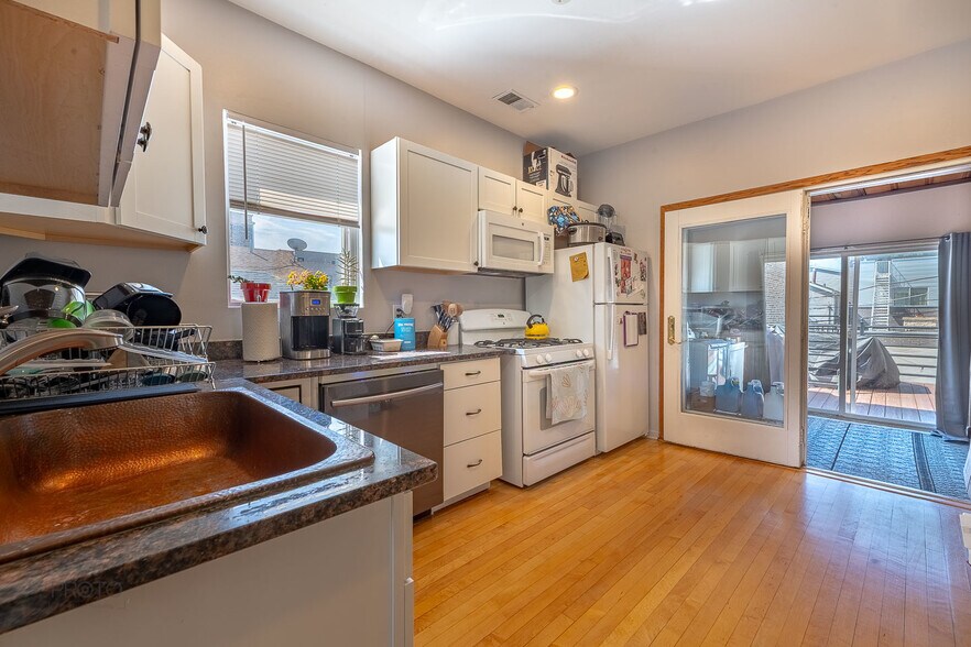 Building Photo - 530 N Ashland Ave