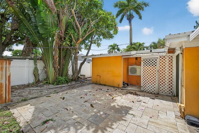 Building Photo - 2606 Gulfstream Ln