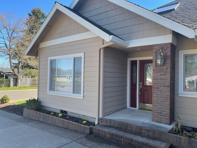 Primary Photo - Lovely 3 Bed 2 Bath House in River Road Area