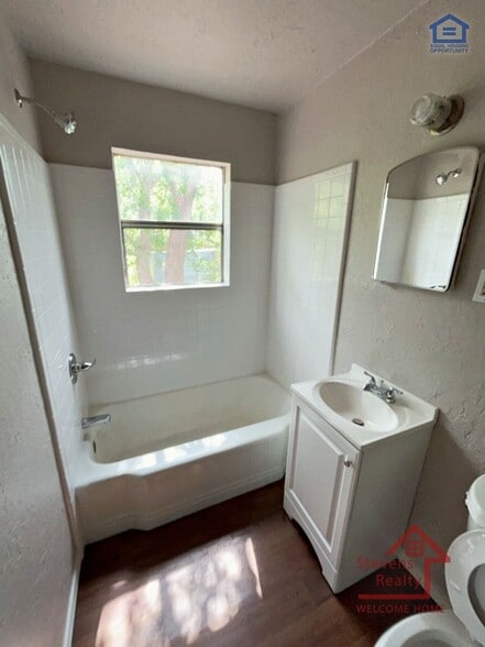 Building Photo - 410 SW 14th St