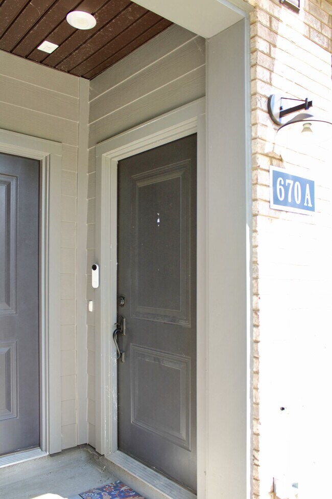 Building Photo - One-Room in shared condo