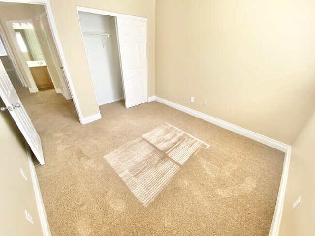 Building Photo - BEAUTIFUL 3 BEDROOM 2.5 BATHROOM 2 CAR GAR...