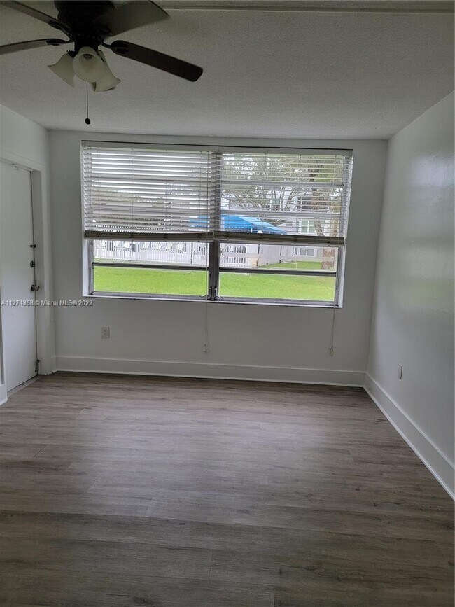 Building Photo - 1351 NE 191st St