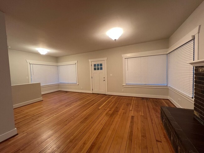 Building Photo - Spacious Two-Story Home on Private Land in the Desirable Issaquah School District