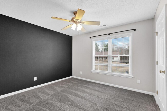 Building Photo - 213 E Ridge Ct