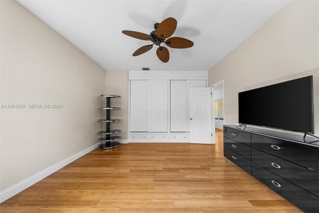 Building Photo - 404 N Shore Dr