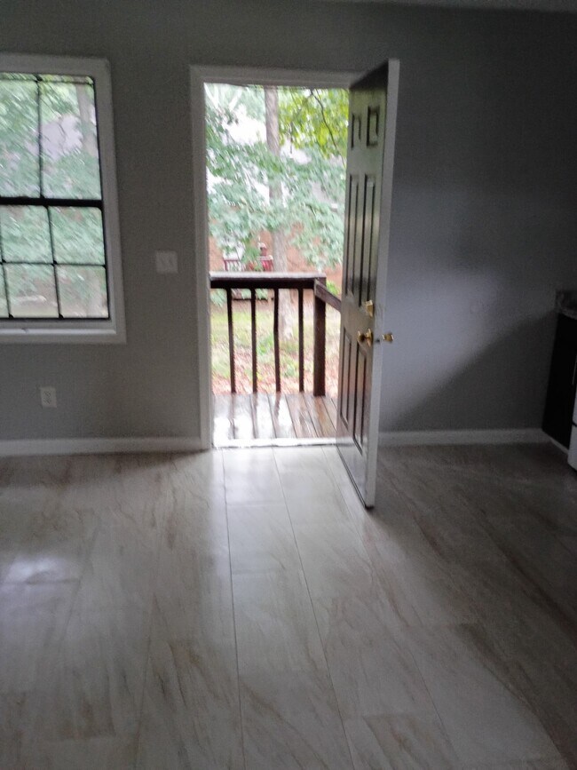 Building Photo - 152 Forest Pl