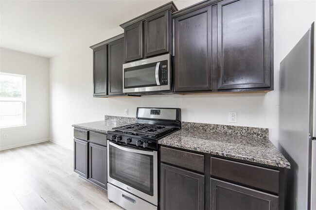 Building Photo - 541 Amberwood Pk Dr