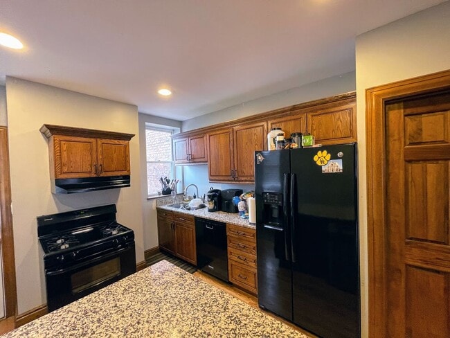 Building Photo - Huge 3 bed 2.5 bath - Southside flats, laundry, central air, private yard, off street parking