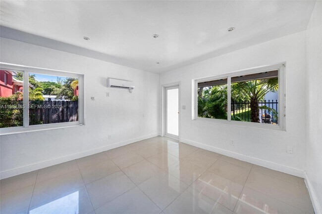 Building Photo - 551 NE 61st St