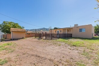 Building Photo - Super cute updated home!