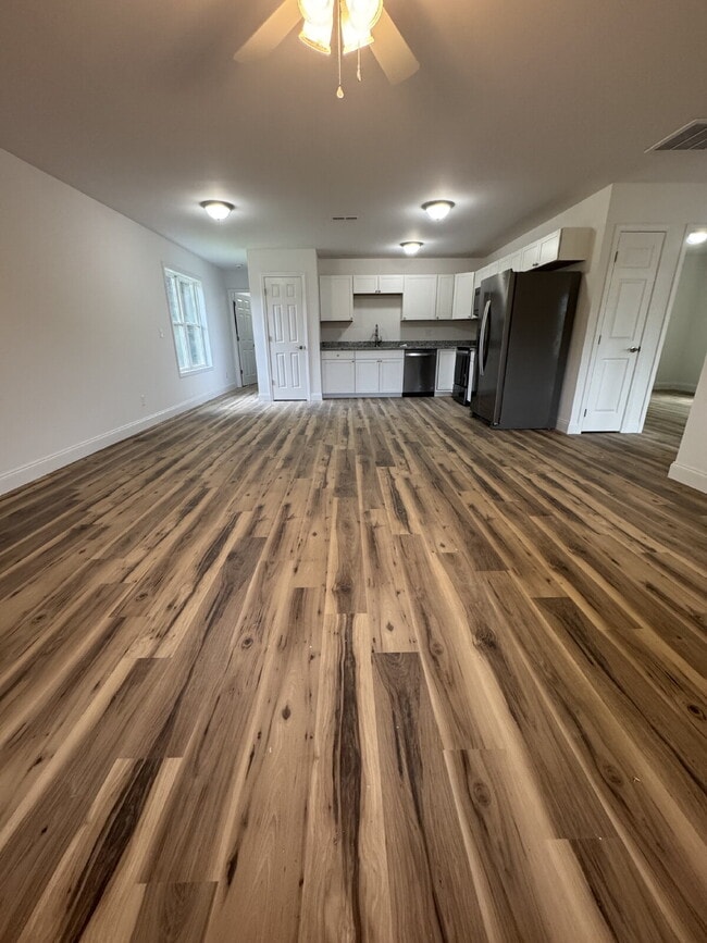 Building Photo - "Charming 3-Bedroom Retreat with 2 Full Ba...