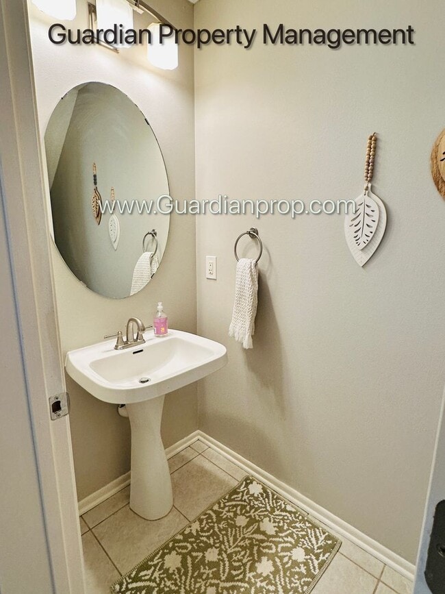 Building Photo - Minnetonka Town Home, Balcony, Washer/Dryer, Dishwasher, Available June