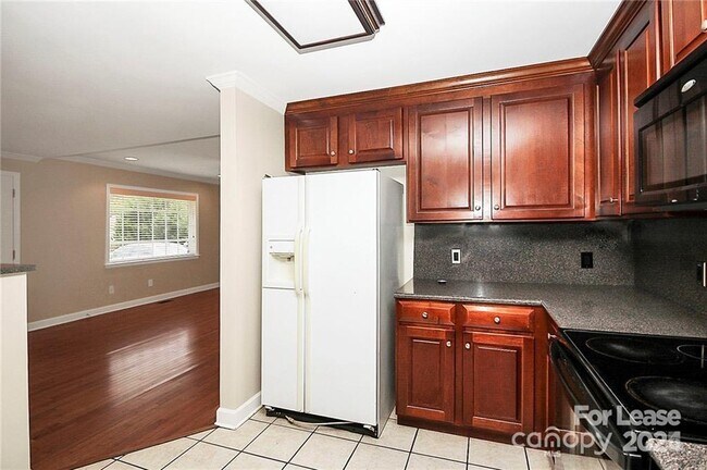 Building Photo - 1005 Rainbow Dr