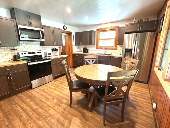 Building Photo - 3628 Forest Ave