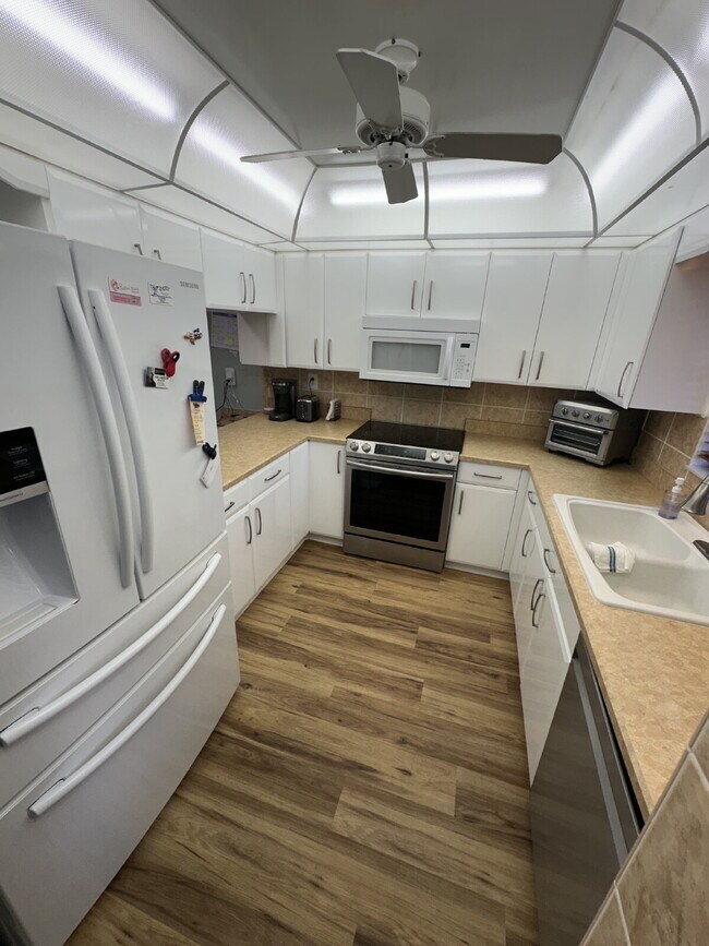 Building Photo - DIRECT RIVER CONDO