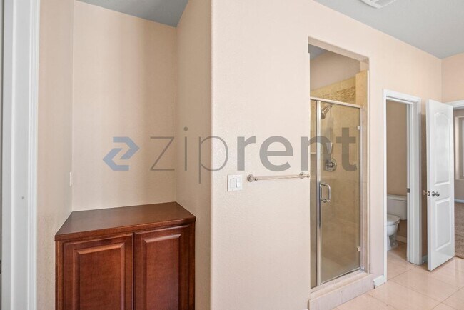 Building Photo - Unit