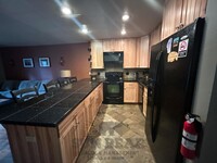 Building Photo - 3 Bedroom - Great Location!