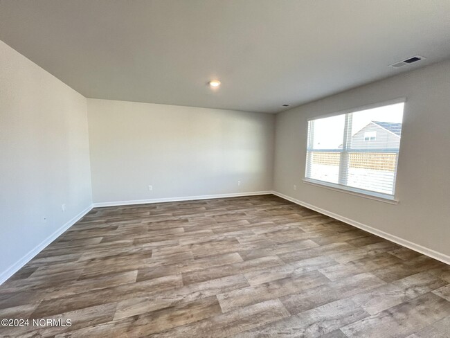 Building Photo - 8219 E Highcroft Dr NE