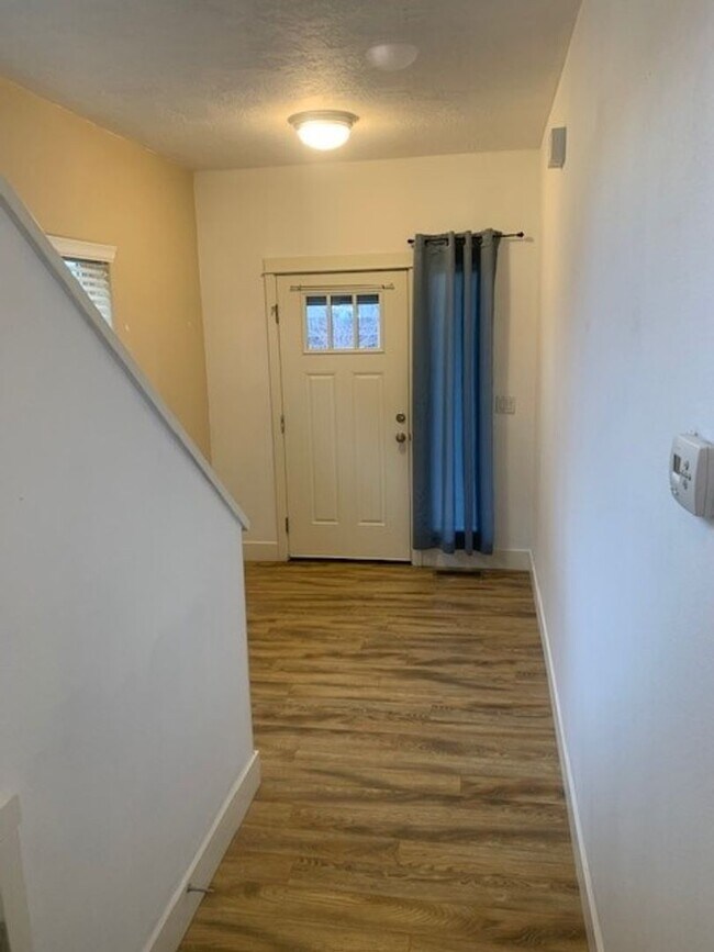 Building Photo - 4 Bed/2.5 Bath Single Family Home in SE Bend