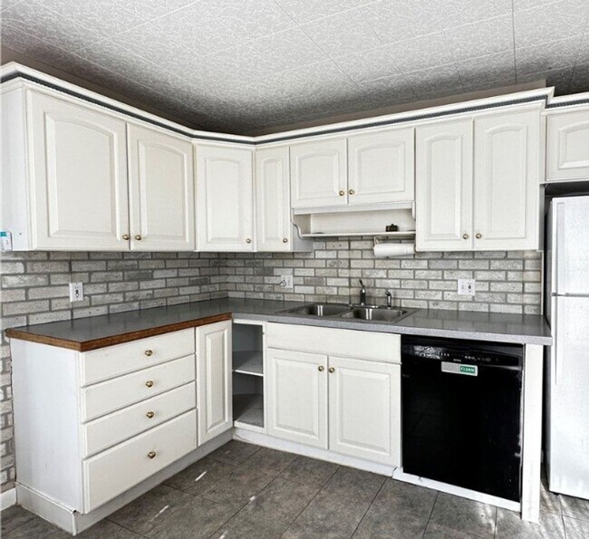 Building Photo - Spacious 3 Bedroom 1 Bath House