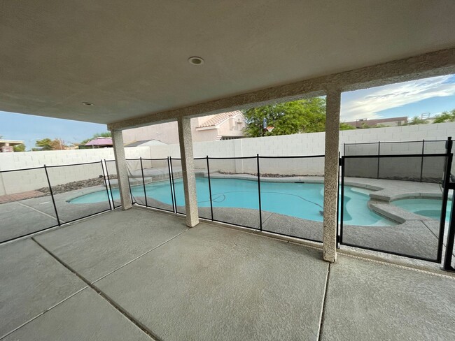 Building Photo - Single story with pool