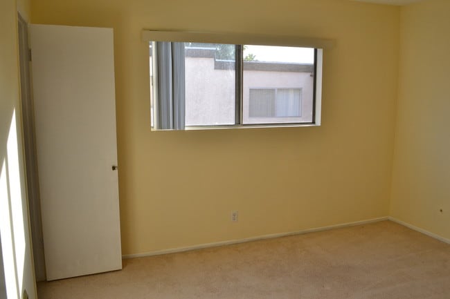 Building Photo - 719 N Eucalyptus Ave