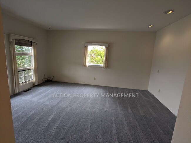 Building Photo - 3 bed 3 bath on 4.8 acres w/ beautiful water view