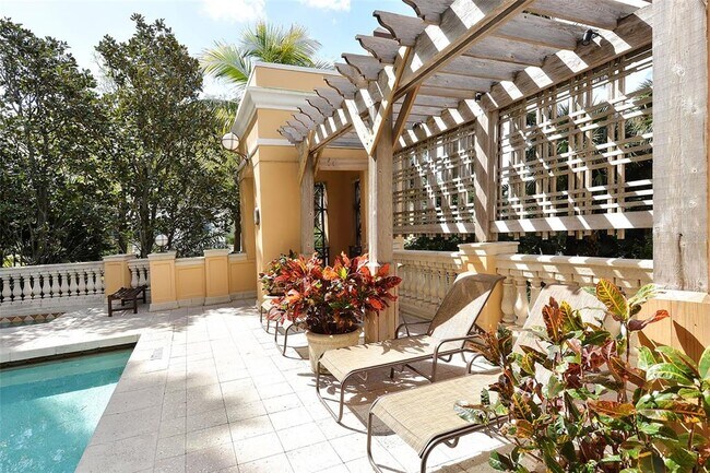 Building Photo - 750 N Tamiami Trl
