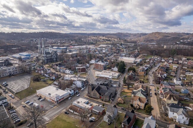 Building Photo - Charming 2 bedroom home in McKees Rocks available May 1!
