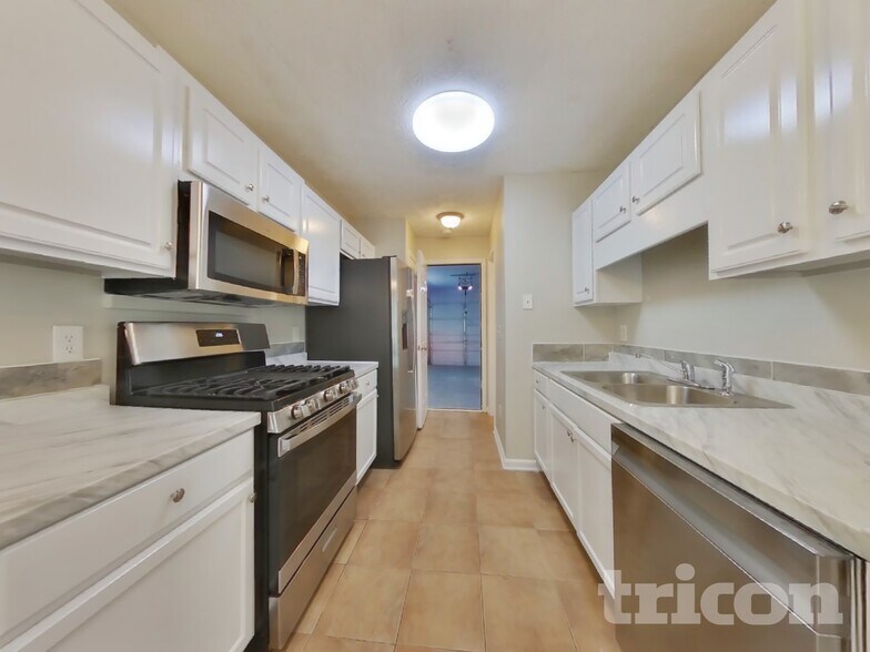 Building Photo - 261 Silver Ridge Dr