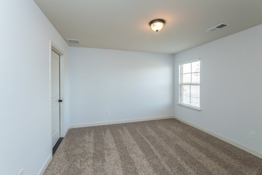 Building Photo - 3363 Hill Valley Ln