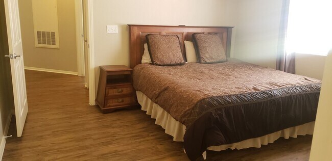 Building Photo - Beautiful3 bedroom condo, located in a 24 ...