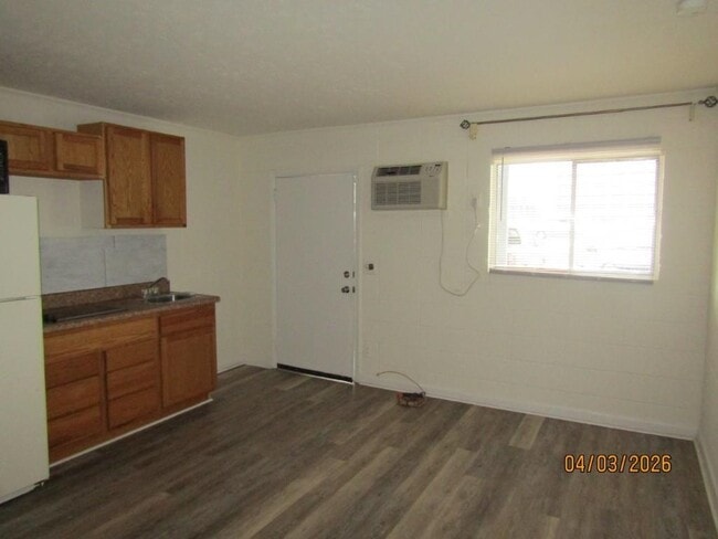 Building Photo - 204 4th Ave N