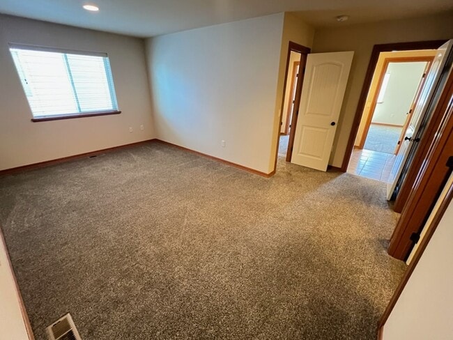 Building Photo - 3 bed/2.5 bath townhome! Double garage, a/...