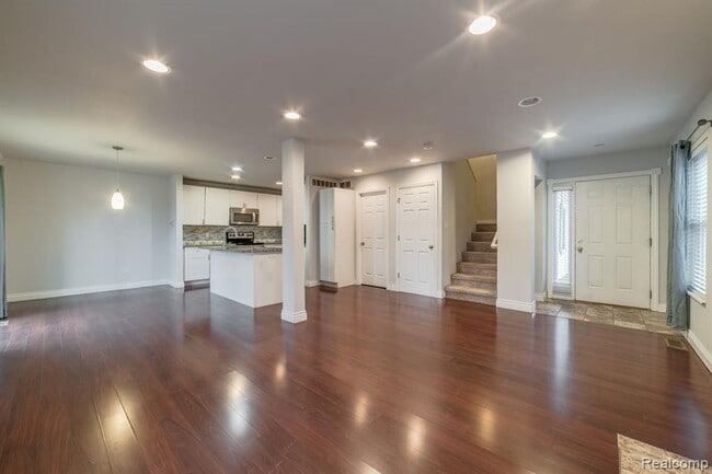 Building Photo - 324 Stratford Ln
