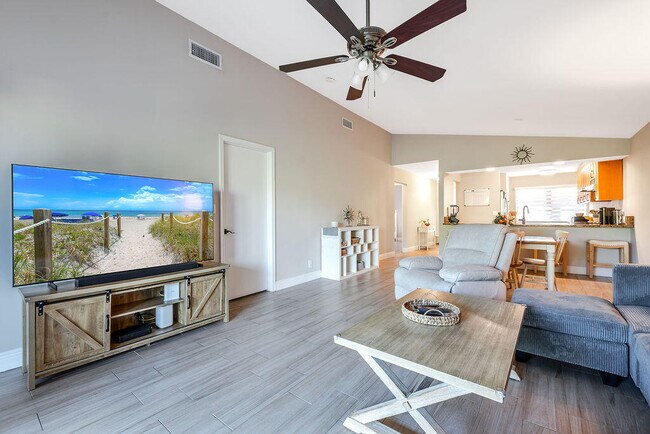 Building Photo - 4143 Palm Forest Dr N