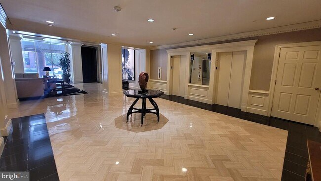 Building Photo - 10 E Lee St