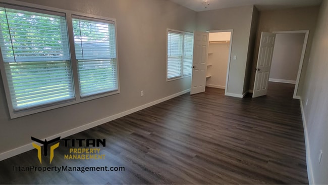 Building Photo - Large 2bed/2bath home