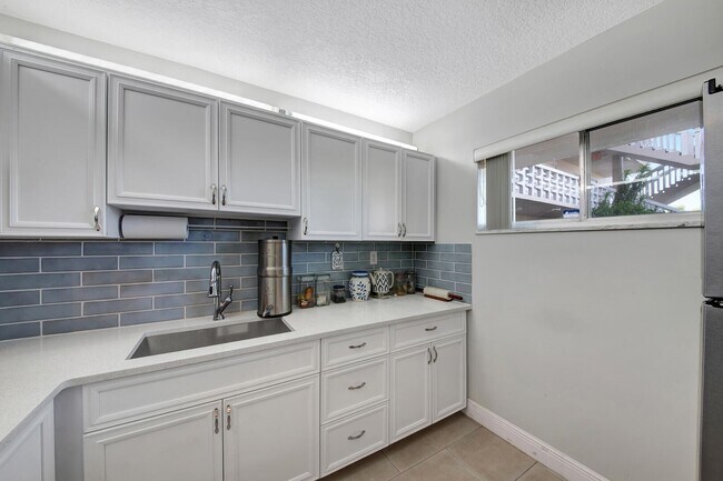 Building Photo - 2812 Garden Dr S
