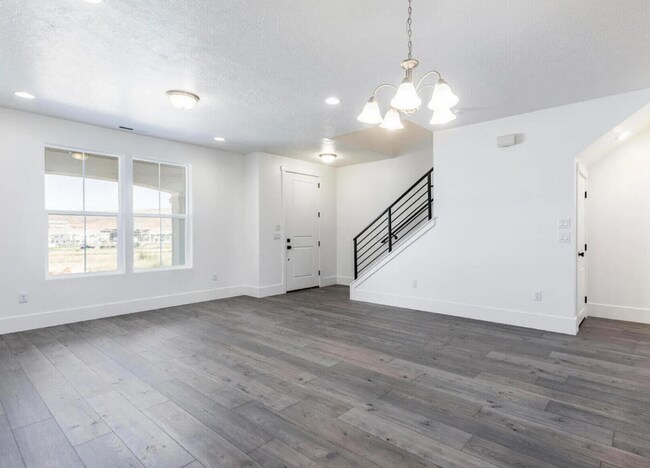 Building Photo - Stunning 3 Bedroom, 2.5 Bathroom in Beautiful Desert Color Community