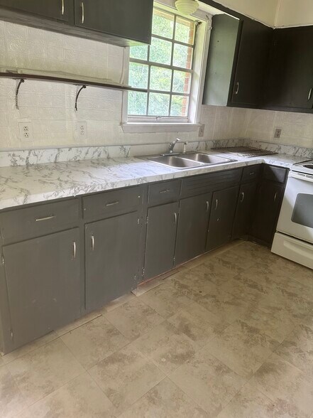Kitchen - 423 N Wilson Blvd