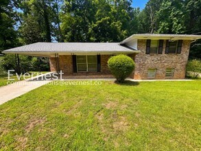 Building Photo - 3 Bed, 2 Bath Home with Carport / Pet-Friendly / Coming Soon!
