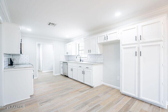 Building Photo - 213 Presbytere Pkwy