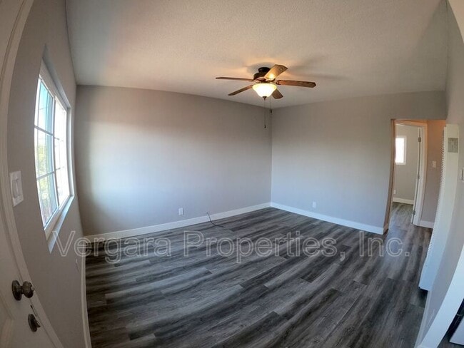 Building Photo - 1083 E 7th St