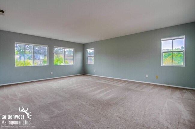 Building Photo - Stunning  5Bdm 3.5Ba  Home with Private Backyard in Prime Location of Oceanside!