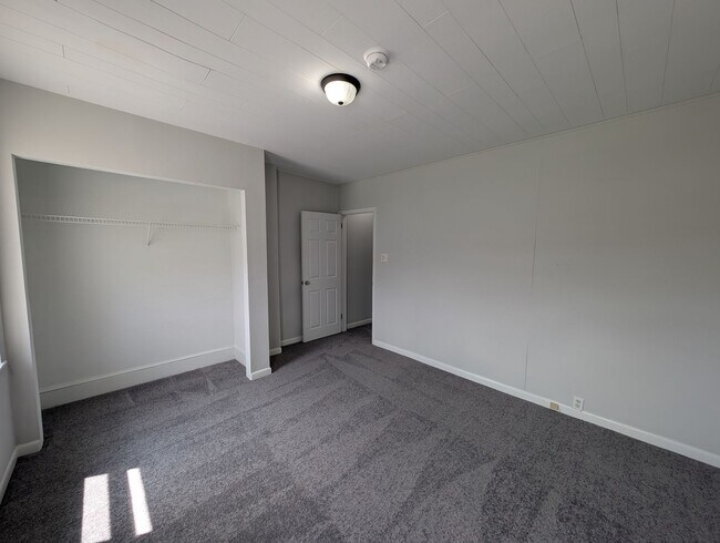 Building Photo - Large 2 Bed 1 Bath Townhome